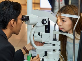 每日看屏幕时间过长 青少年视力问题加剧